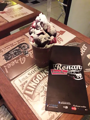 Açaí no copo servido no Ronan Lanches