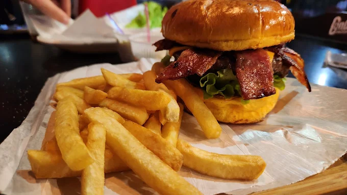 Hambúrguer com bacon e porção de batata frita do Ronan Lanches