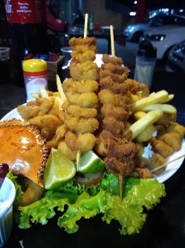 Espetinhos de camarão empanado com fritas do Ronan Lanches