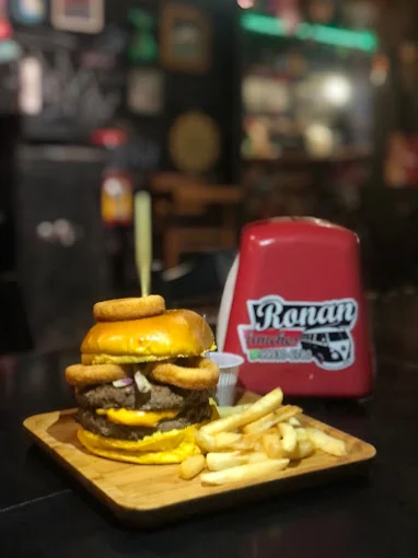Hambúrguer duplo com anéis de cebola e batata frita do Ronan Lanches